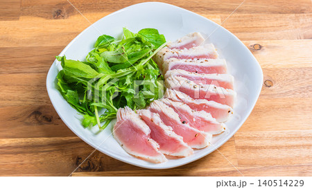 レアに仕上げたマグロステーキとベビーリーフの盛り付け レアに仕上げたマグロステーキとベビーリーフの盛り付け 140514229