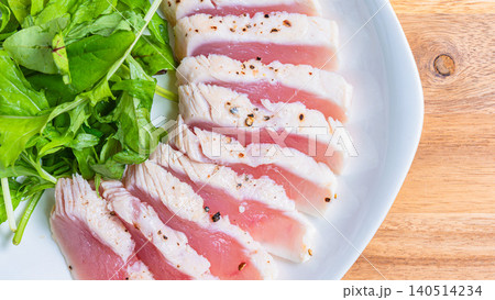 レアに仕上げたマグロステーキとベビーリーフの盛り付け レアに仕上げたマグロステーキとベビーリーフの盛り付け 140514234