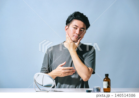 爽やかで清潔感のある30代の日本人男性が顔に触れてスキンケアをするスタイリッシュな美容のイメージ 爽やかで清潔感のある30代の日本人男性が顔に触れてスキンケアをするスタイリッシュな美容のイメージ 140514386