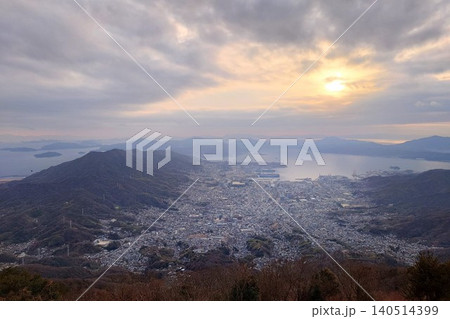 灰ヶ峰から見下ろす呉の街並みと呉港の夕景 灰ヶ峰から見下ろす呉の街並みと呉港の夕景 140514399