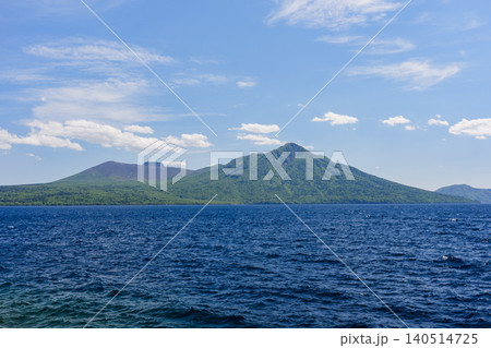 支笏湖ブルーと風不死岳 樽前山を望む北海道千歳市の絶景 140514725