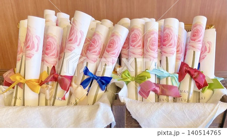 ピンクのバラが描かれたリボン付き席次表が並ぶ華やかな結婚式会場 ピンクのバラが描かれたリボン付き席次表が並ぶ華やかな結婚式会場 140514765