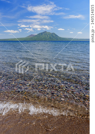 透明度の高い支笏湖と風不死岳 樽前山を望む北海道千歳市の絶景 透明度の高い支笏湖と風不死岳 樽前山を望む北海道千歳市の絶景 140514855