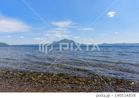 透明度の高い支笏湖と風不死岳 樽前山を望む北海道千歳市の絶景 透明度の高い支笏湖と風不死岳 樽前山を望む北海道千歳市の絶景 140514859