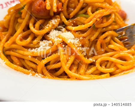 日本のナポリタン。トマトケチャップソースで味付けした洋食風スパゲッティ。粉チーズのクローズアップ 140514885