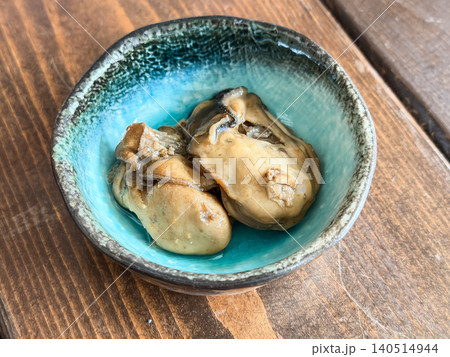 ふっくらした牡蠣のオイル漬け。新鮮な牡蠣をオリーブオイルとニンニクと鷹の爪で漬けた料理。 ふっくらした牡蠣のオイル漬け。新鮮な牡蠣をオリーブオイルとニンニクと鷹の爪で漬けた料理。 140514944