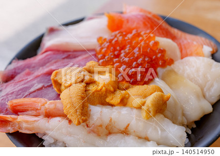 北海道の海の幸を贅沢に盛り付けた海鮮丼 北海道の海の幸を贅沢に盛り付けた海鮮丼 140514950