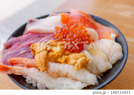 北海道の海の幸を贅沢に盛り付けた海鮮丼 北海道の海の幸を贅沢に盛り付けた海鮮丼 140514951
