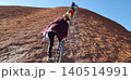 【登山禁止前】オーストラリア・ウルルの急斜面を鎖を頼りに登るエアーズロック登頂の風景 140514991