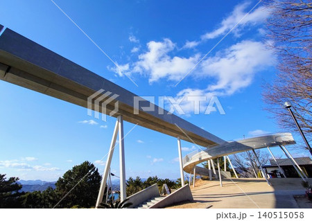 快晴の空の下に佇む千光寺公園の新展望台 PEAK 尾道観光 快晴の空の下に佇む千光寺公園の新展望台 PEAK 尾道観光 140515058