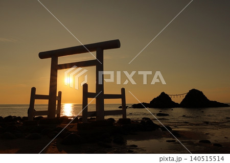 福岡県糸島市の桜井二見ヶ浦 夫婦岩 140515514