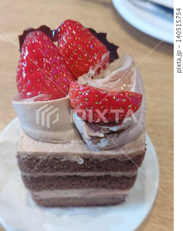 苺とお皿にのったチョコレートケーキ 苺とお皿にのったチョコレートケーキ 140515754