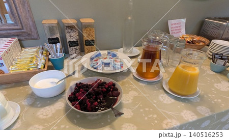 イギリスのホテル朝食ビュッフェに並ぶフルーツとドリンク 140516253