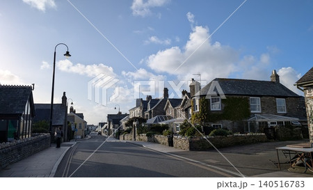 イギリスの住宅街と道路風景 イギリスの住宅街と道路風景 140516783