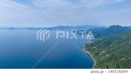 瀬戸内海の海岸線と愛媛・松山の街を望む空撮風景 瀬戸内海の海岸線と愛媛・松山の街を望む空撮風景 140516804