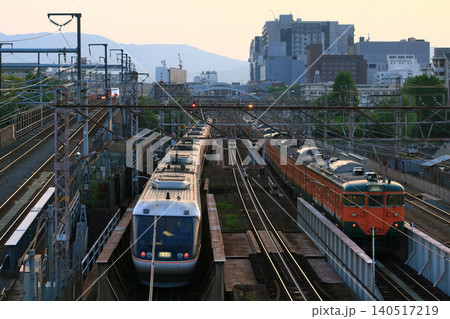 夕暮れの京都市内を行く特急ワイドビューしなの号(383系電車:大阪-名古屋⇔長野) 夕暮れの京都市内を行く特急ワイドビューしなの号(383系電車:大阪-名古屋⇔長野) 140517219