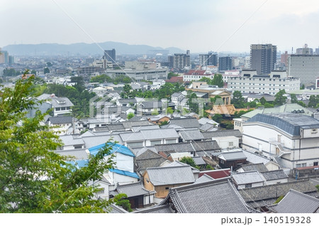 歴史的な白壁の街並みと近代的なビル群が共存する高台からの大パノラマ(岡山県倉敷市) 歴史的な白壁の街並みと近代的なビル群が共存する高台からの大パノラマ(岡山県倉敷市) 140519328