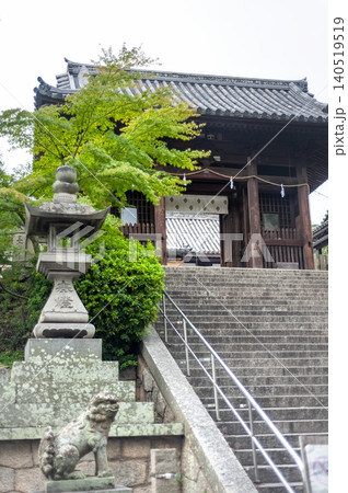 阿智神社の歴史ある随神門へと続く重厚な石段と厳かな狛犬(岡山県倉敷市) 阿智神社の歴史ある随神門へと続く重厚な石段と厳かな狛犬(岡山県倉敷市) 140519519
