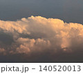 夕日に照らされる大きな積乱雲と曇り空 140520013