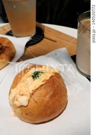朝食のたまごパン。バターとチーズ乗せ。飲み物と一緒に 朝食のたまごパン。バターとチーズ乗せ。飲み物と一緒に 140520772