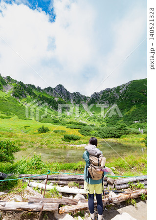 剣ヶ池から見る千畳敷カールの絶景と登山客 140521328