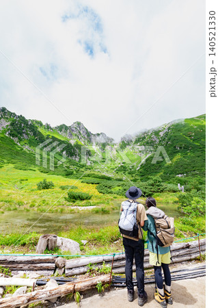 剣ヶ池から見る千畳敷カールの絶景と登山客 剣ヶ池から見る千畳敷カールの絶景と登山客 140521330