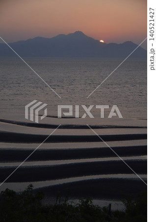 御輿来(おこしき)海岸の夕景･砂干潟（宇土半島 北岸／熊本県宇土市下網田町） 140521427