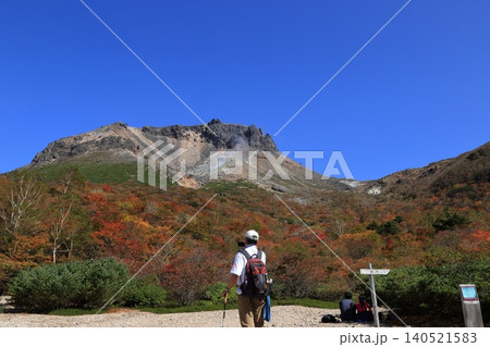 秋の紅葉の那須岳 ( 姥ヶ平からの茶臼岳 ) 140521583