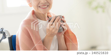 コーヒーカップを持つ車椅子の女性 コーヒーカップを持つ車椅子の女性 140521610