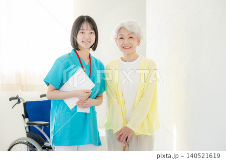 介護施設で働く女性 介護施設で働く女性 140521619