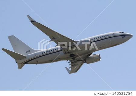 離陸する米海軍のC-40Aクリッパー輸送機 離陸する米海軍のC-40Aクリッパー輸送機 140521784
