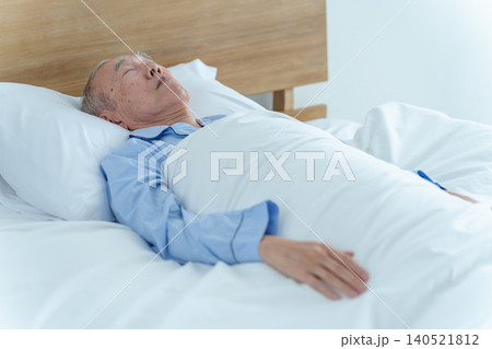 ベッドで眠る高齢者の男性 ベッドで眠る高齢者の男性 140521812
