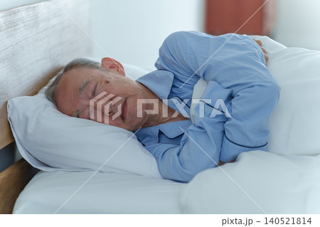 ベッドで眠る高齢者の男性 ベッドで眠る高齢者の男性 140521814