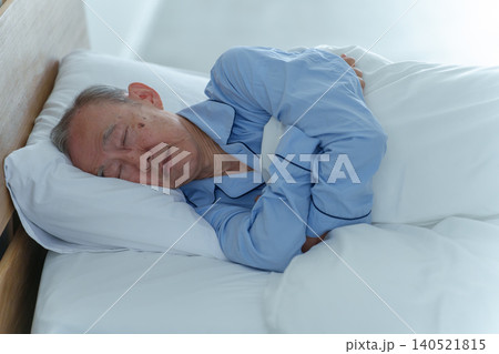 ベッドで眠る高齢者の男性 ベッドで眠る高齢者の男性 140521815