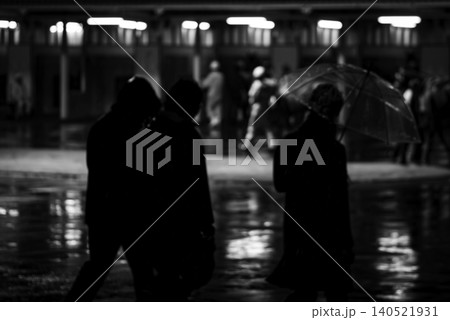 雨の中作業をする人々 雨の中作業をする人々 140521931