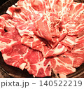 大皿に綺麗に盛り付けられたしゃぶしゃぶ・すき焼き用の薄切り肉 140522219