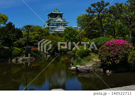 日本を代表する名城”大阪城”の気高き姿　日本庭園から 140522711