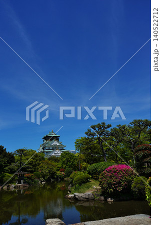 日本を代表する名城”大阪城”の気高き姿　日本庭園から 140522712