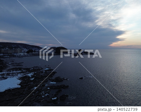 流氷残るウトロの海岸沿いから夕暮れの空と海の空撮 流氷残るウトロの海岸沿いから夕暮れの空と海の空撮 140522739