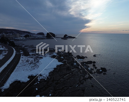 流氷残るウトロの海岸線沿いから夕景の空撮 流氷残るウトロの海岸線沿いから夕景の空撮 140522741