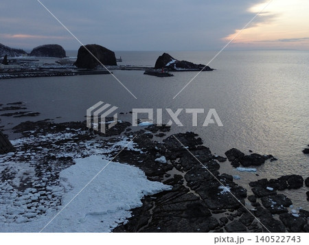 流氷残る北海道ウトロの海岸線沿いから夕景の空撮 流氷残る北海道ウトロの海岸線沿いから夕景の空撮 140522743