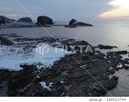 流氷残る北海道ウトロの海岸線沿いから夕景の空撮 流氷残る北海道ウトロの海岸線沿いから夕景の空撮 140522744