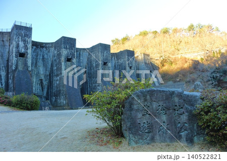 豊稔池ダム（豊稔池堰堤）と石碑（香川県観音寺市） 140522821