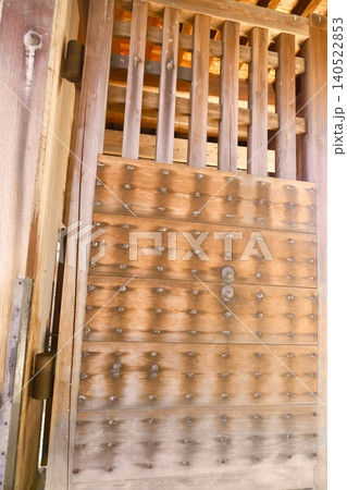 木造の重厚な門と鋲のある扉の伝統建築 木造の重厚な門と鋲のある扉の伝統建築 140522853