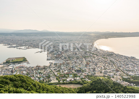 北海道函館市 函館山山頂展望台から望む朝日に照らされる初夏の函館の街並み 北海道函館市 函館山山頂展望台から望む朝日に照らされる初夏の函館の街並み 140522998