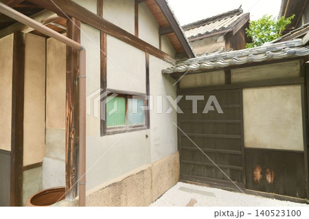瓦屋根と木の格子がある昔ながらの和風家屋 瓦屋根と木の格子がある昔ながらの和風家屋 140523100