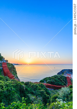 初夏の元乃隅神社と夕日 山口県下関市 初夏の元乃隅神社と夕日 山口県下関市 140523307