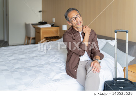 旅行でホテルに宿泊するシニア男性 旅行でホテルに宿泊するシニア男性 140523529