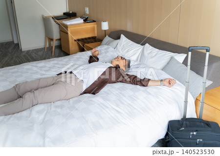 旅行でホテルに宿泊するシニア男性 旅行でホテルに宿泊するシニア男性 140523530