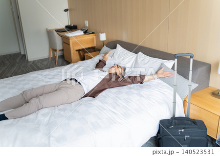 旅行でホテルに宿泊するシニア男性 140523531